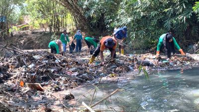 BERSIHKAN SUNGAI: Tim dari Undip, warga Desa Sugihmanik dan pengurus Bank Sampah Membersihkan sungai yang tercemar sampah. (UNDIP FOR RADAR KUDUS)