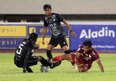 Duel antara Persis Solo melawan PSG Pati pada laga pembuka Liga 2 2021 di Stadion Manahan, Solo. (M. Ihsan/Jawa Pos Radar Solo)