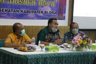 Bupati Blora Arief Rohman (tengah). (PROKOMPIM BLORA FOR RADAR KUDUS)
