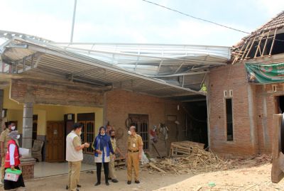 MUSIBAH: Angin puting beliung mengakibatkan atap rumah warga Desa Rau, Kecamatan Kedung rusak pada Sabtu (18/9) lalu. (M. KHOIRUL ANWAR/RADAR KUDUS)