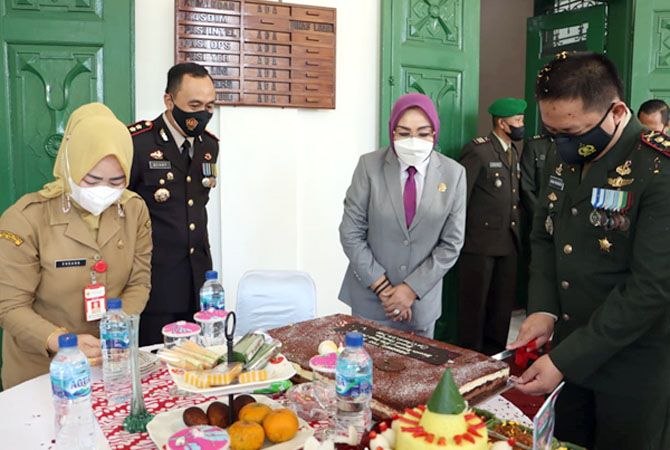 KEJUTAN: Bupati Grobogan Sri Sumarni dan Kapolres Grobogan AKBP Benny Setyowadi memberikan kejutan kepada Dandim 0717/Grobogan Letkol Inf Asman Mokoginta di makodim kemarin. (INTAN MAYLANI SABRINA/RADAR KUDUS)
