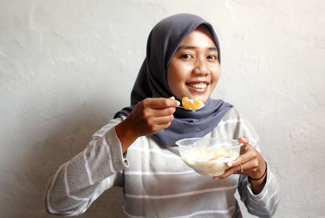 MAKAN SEHAT:  Fitriatul Choiriyah menunjukkan salah satu makanan bergizi untuk diet. (ANDRE FAIDHIL FALAH/RADAR KUDUS)