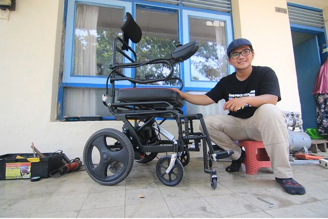 UNTUK KAUM DIFABEL: Fikri Hanif Wijaya menunjukkan kursi roda elektriknya di rumahnya di Getas Pejaten, Kudus. (DONNY SETYAWAN/RADAR KUDUS)