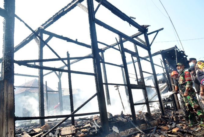 HANGUS: Rumah yang berada di Desa Bajomulyo RT 3 RW 3 Kecamatan Juwana ludes dilalap api siang kemarin. (ACHMAD ULIL ALBAB RADAR KUDUS)