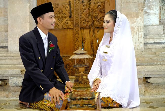 PENGANTIN TEMPO DULU: Pakaian Toto Kaji dan Kudusan merupakan fashion pengantin Kudus tempo dulu. Sekarang dikenalkan kembali. (DISBUDPAR FOR RADAR KUDUS)