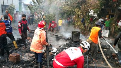 DITANGANI: Petugas BPBD Kudus melakukan pemadaman di Keluruhan Wergu Kulon kemarin. (BPBD KUDUS FOR RADAR KUDUS)