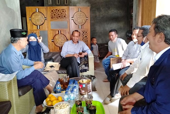 BINAAN: Tim pelaksana Dosen Unisnu Jepara A. Khoirul Anam (ketua), (anggota) Miftah Arifin, Zainul Arifin, dan Anna Widiastuti memberi arahan di UMKM Rotan Indah Jepara, milik Nawirudin, RT 1/RW II, Desa Kalipucang Kulon, Welahan, belum lama ini. (UNISNU