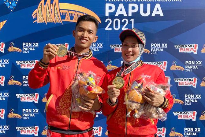 JUARA: Aries Susanti Rahayu (kanan) bersama dengan timnya asal Blora usai menang PON XX Papua. (FPTI JATENG FOR RADAR KUDUS)