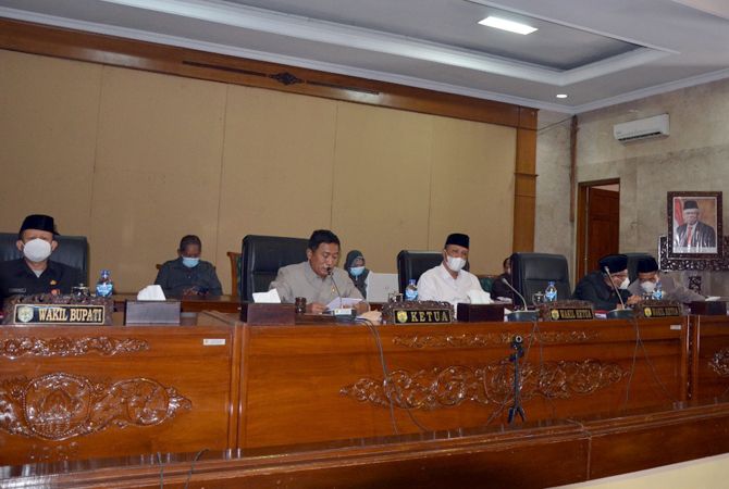DUA RAPERDA SAH: Ketua DPRD Grobogan Agus Siswanto memimpin rapat paripurna membahas dua raperda tentang penyertaan modal Pemkab Grobogan kepada BUMD 2022 dan pembentukan dana cadangan Pilkada 2022. (SIROJUL MUNIR/RADAR KUDUS)