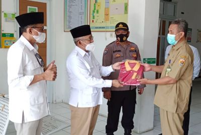 SERAHKAN SERAGAM: Ketua DPC Gerindra Grobogan Sugeng Prasetyo dan sekretaris Supardi menyerahkan bantuan seragam kepada nakes di Puskesmas Klambu kemarin. Bantuan diterima Kepala Puskesmas Klambu Nur Khotib. (SIROJUL MUNIR/RADAR KUDUS)