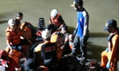 Petugas melakukan pencarian siswa yang tenggelam saat kegiatan menyusuri Sungai Cileueur, Kecamatan Cijeungjing, Kabupaten Ciamis, Jawa Barat, Jumat (15/10) malam. (Antara)