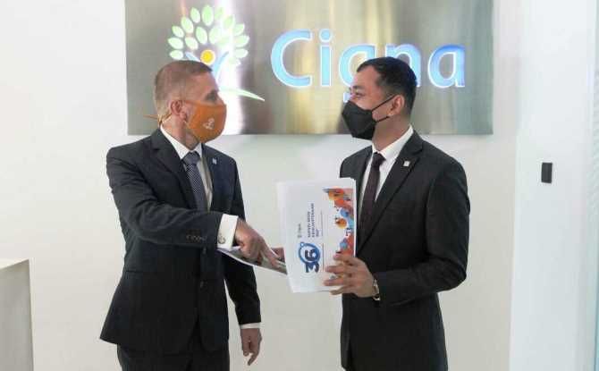In frame, President Director & CEO Cigna Indonesia Phil Reynolds (kiri) bersama Direktur Pemasaran dan Kerjasama Cigna Indonesia Akhiz Nasution berbincang saat paparan di Jakarta, Rabu (29/9). (Istimewa via Radar Surabaya)