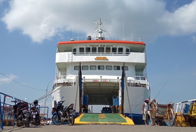 DITAMBAH: Kapal Siginjai sender di dermaga Pelabuhan Kartini Jepara baru-baru ini. (M. KHOIRUL ANWAR/RADAR KUDUS)