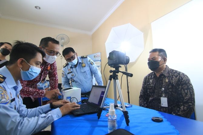 TAK PERLU KE LUAR KOTA: Kantor Imigrasi Jawa Tengah bekerja sama dengan Disdukcapil Kudus menguji coba pembuatan passport di kantor Disdukcapil Kudus. (DONNY SETYAWAN/RADAR KUDUS)