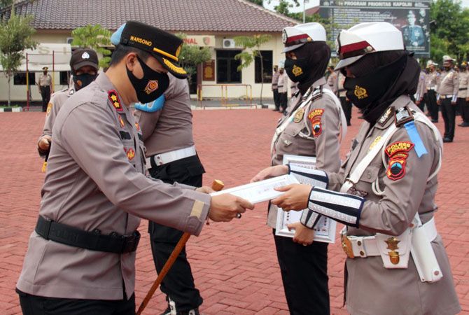 REWARD: Kapolres Jepara AKBP Warsono memberikan penghargaan kepada tiga Srikandi Polres Jepara. (SATLANTAS POLRES JEPARA)