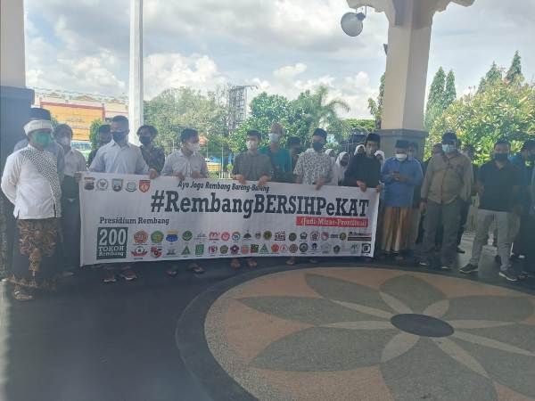 MENUNGGU: Seklompok mesyarakat berada di luar kantor bupati menunggu hasil keputusan rapat terkait penanggulangan Pekat siang ini (VACHRI RINALDY L/RADAR KUDUS)