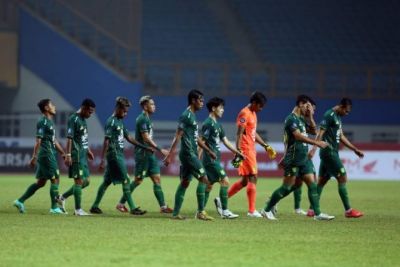 Para pemain Persebaya Surabaya tertunduk lesu setelah dihantam PSIS Semarang pada lanjutan Liga 1 2021. (Salman Toyibi/Jawa Pos)