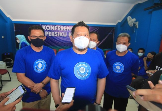 Manajer Persiku Ferdaus Ardyansyah (tengah)