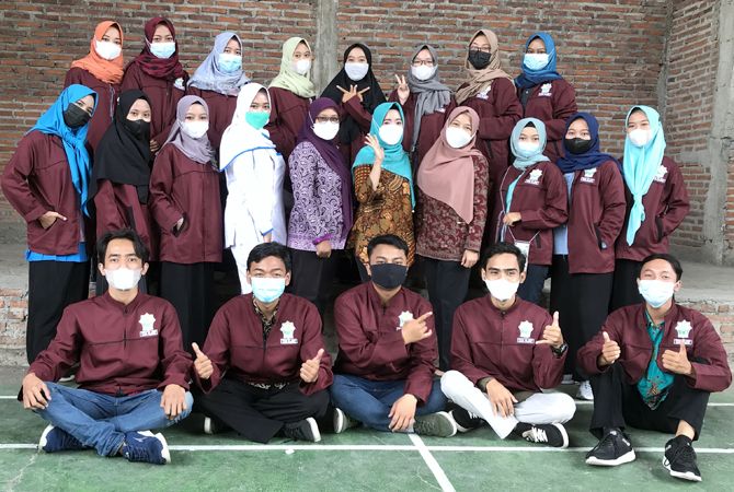 PENYULUHAN: KKN-IK Desa Klaling 1 dan 2 memberi penyuluhan reproduksi remaja pada Sabtu (11/9) (KKN-IK DESA KLALING FOR RADAR KUDUS)