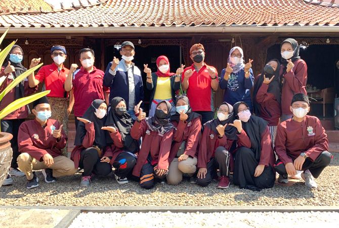 BERAKSI: KKN IK IAIN Kudus bersih-bersih di Desa Janggalan. (KKN IK IAIN Kudus for Radar Kudus)