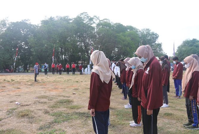SINERGI: Mahasiswa KKN-IK IAIN Kudus bersama masyarakat, Muspika Juwana, Karang Tarun Juwana, Polsek Juwana, dan Koramil Juwana apel sebelum bersih-bersih sekitar Pulau Seprapat, Juwana, Pati, pada Jumat (24/9). (KKN IK IAIN KUDUS FOR RADAR KUDUS)