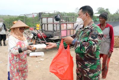 BERBAGI SESAMA : Kegiatan pendistribusian nasi kotak oleh Kodim Pati bersama ACT Pati pagi kemarin. (ACHMAD ULIL ALBAB/RADAR KUDUS)