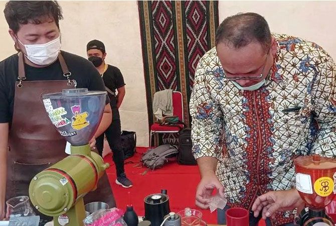 MERACIK: Wakil Bupati Rembang Muhammad Hanies Cholil Barro