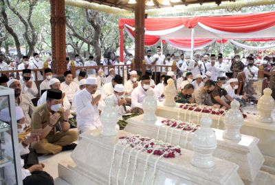 DIKENANG: Bupati Kudus HM Hartopo beserta ulama mengikuti pembacaan tahlil di Makam Habib Ja’far Al Kaff kemarin. (GALIH ERLAMBANG WIRADINATA/RADAR KUDUS)