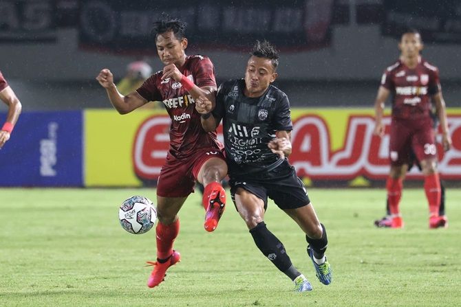 KASIH KERAS: Pemain PSG Pati (kanan) berjibaku berebut bola dengan pemain Persis Solo di Stadion Manahan Solo tadi malam. (M.O. PSG PATI/AHHA PS PATI FOR RADAR KUDUS)