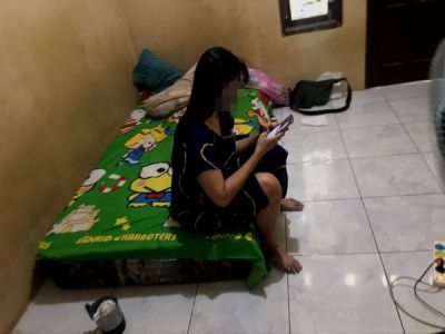 TERNYATA MASIH ADA: Salah satu perempuan yang bisa di-booking sudah standby di kamar kosan. (DOK. RADAR KUDUS)