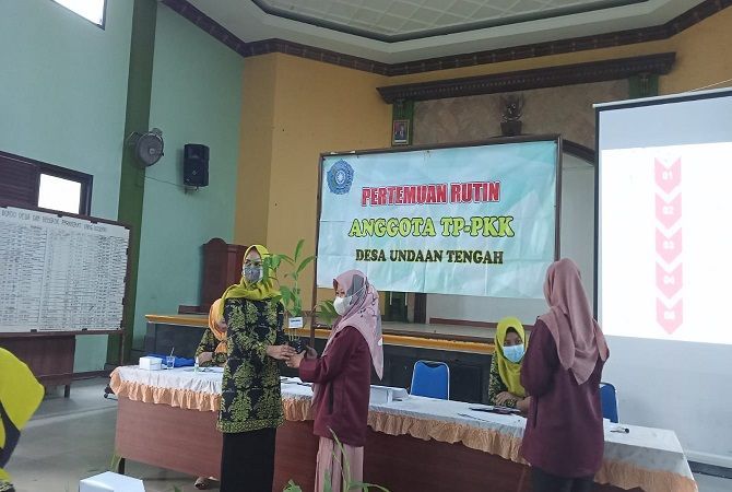 SOSIALIASI: Mahasiswa KKN-IK IAIN Kudus sosialisasi manfaat taman obat keluarga. (KKN-IK IAIN KUDUS FOR KUDUS)