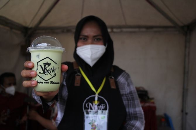 RACIK: Barista sedang membuat varian rasa es green tea yang tengah booming di gandrungi kawula muda di Kota Garam. (WISNU AJI/RADAR KUDUS)