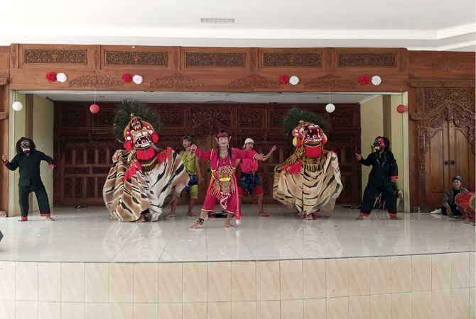 PENTAS: Seniman barongan di Kudus beratraksi di Taman Krida meriahkan HUT Kudus, kemarin. (EKO SANTOSO/RADAR KUDUS)