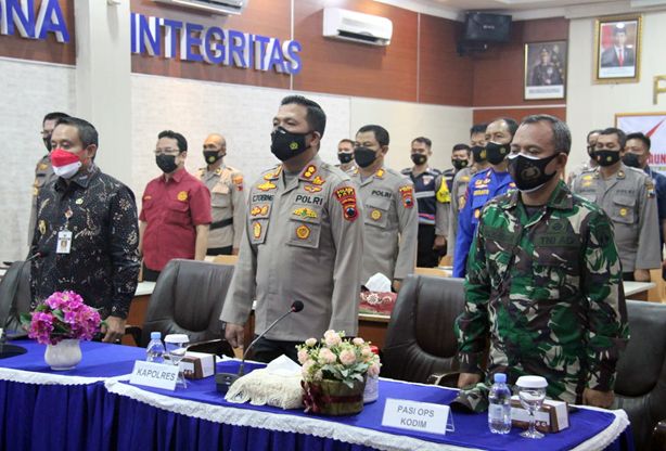 DIBAHAS: AKBP Christian Tobing bersama jajaran Forkopimda menghadiri acara zoom meeting launching Si Tangkas di Polres Pati kemarin. (POLRES PATI FOR RADAR KUDUS)