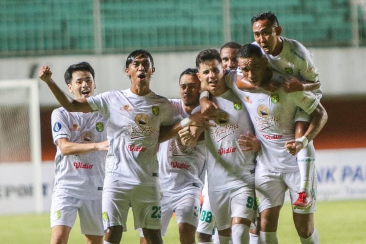 Pemain Persebaya beramai-ramai merayakan gol yang dicetak Bruno Moreira (tiga dari kanan). (Riana Setiawan/Jawa Pos)