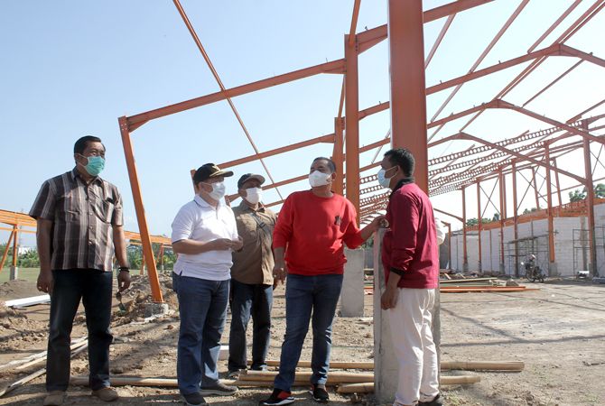 EKONOMI TUMBUH: Ketua DPRD bersama anggoa dewan meninjau pembangunan pasar Jepang kemarin. (GALIH ERLAMBANG WIRADINATA/RADAR KUDUS)