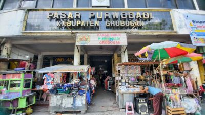 AKTIVITAS: Kepadatan aktivitas pedagang di Pasar Purwodadi kemarin. (INTAN MAYLANI SABRINA/RADAR KUDUS)