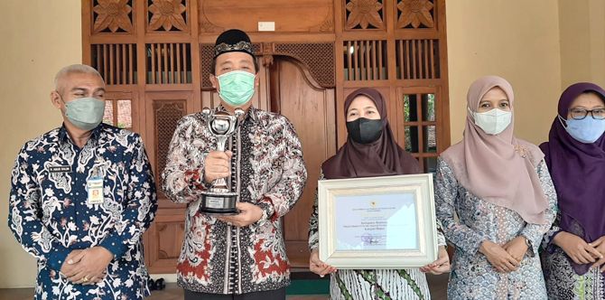 HATRICK: Pemkab Rembang menerima penghargaan APR kategori mentor dari Kementerian PPPA RI baru-baru ini. (PEMKAB REMBANG FOR RADAR KUDUS)