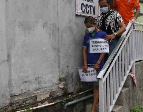 SADIS: Rekonstruksi pembunuhan cewek hamil di Semarnag, kemarin. (RADAR SEMARANG)