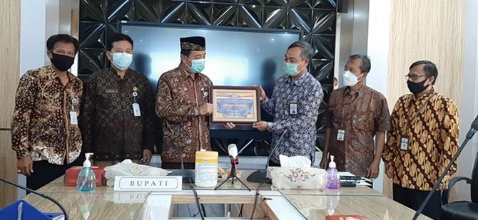 SABET LAGI: Pemerintah Kabupaten Rembang kembali meraih opini Wajar Tanpa Pengecualian kemarin. (VACHRI RINALDY LUTFIPAMBUDI/RADAR KUDUS)