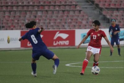 Pemain Timnas Putri Safira Ika (kanan) saat berhadapan dengan pemain Singapura dalam laga kualifikasi Piala Asia 2022. (Dok PSSI)