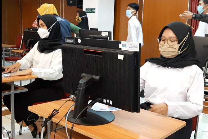 FOKUS: Peserta tes SKD di gedung UNS. (VACHRI RINALDY LUTFIPAMBUDI/RADAR KUDUS)