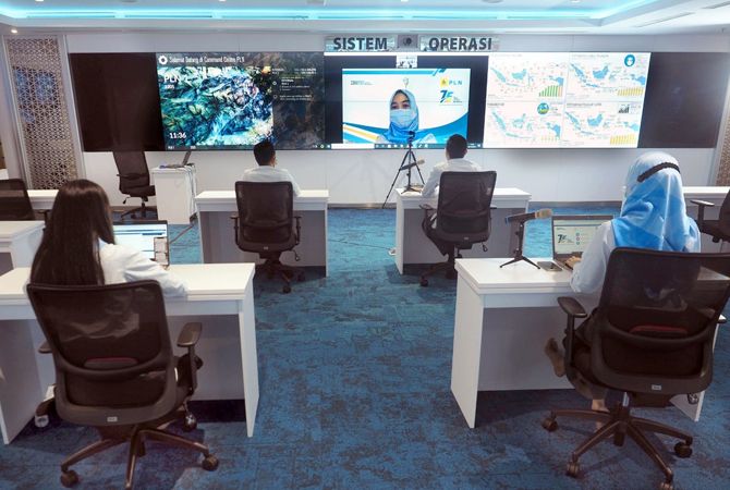 SELAMAT: Ruang Sistem Informasi PT PLN (Persero) dikelola secara baik. Tahun ini PLN boyong enam penghargaan Humas Indonesia 2021. (PT. PLN RADAR KUDUS)