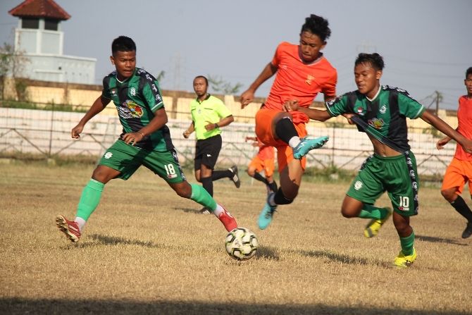 ALING BANYAK: PSIR (oranye) dalam laga melawan Persikaba Blora baru-baru ini. PSIR mendapat anggaran terbanyak sebagaimana tim sepakbola di banyak daerah. (WISNU AJI/RADAR KUDUS)