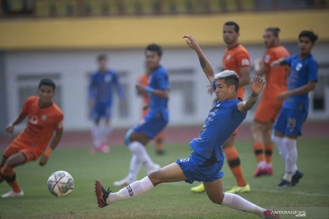Pesepak bola PSIS Semarang Jonathan Cantillana (tengah) berusaha menendang bola ke gawang Persiraja Banda Aceh dalam pertandingan pekan ketiga Liga 1 2020-2021 di Stadion Wibawa Mukti, Cikarang, Kabupaten Bekasi, Jawa Barat, Sabtu (18/9/2021). (ANTARA FOT