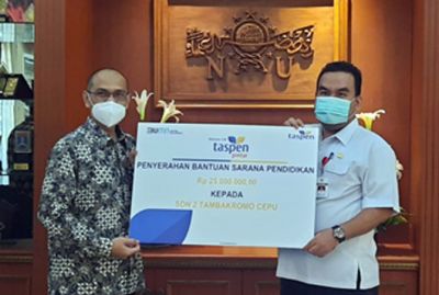 CSR: Branch Manager PT Taspen KCU Semarang Sopian simbolis menyerahkan bantuan untuk SDN 2 Tambakromo, Cepu, baru-baru ini. (SUBEKAN/RADAR KUDUS)