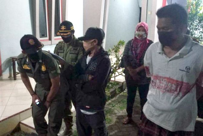 DIBINA: Petugas Satpol PP melakukan pembinaan kepada pasangan tidak sah yang kedapatan ngamar di salah satu hotel di Lasem, kemarin. (SATPOL PP FOR RADAR KUDUS)