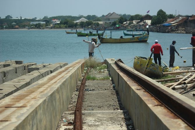 DIMULAI: Penyedia jasa mulai mengukur lokasi peningkatan docking di sekitar TPI Ujungbatu kemarin. (MOH. NUR SYAHRI MUHARROM/RADAR KUDUS)