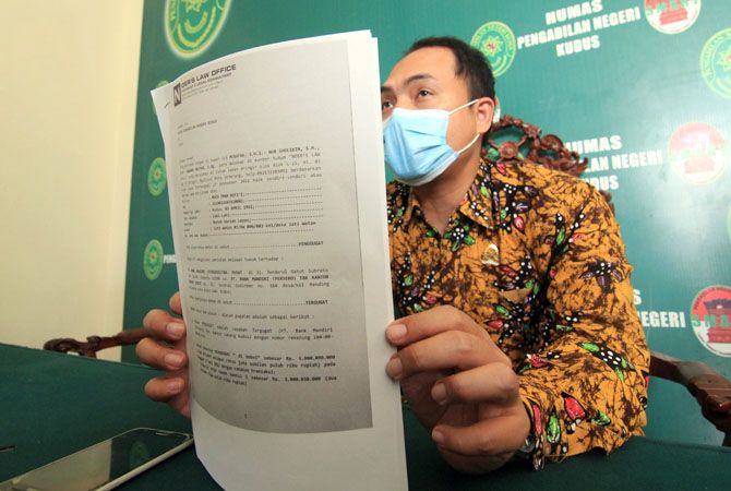 BERKAS KASUS: Dewantoro, humas II PN Kudus memberikan keterangan terkait gugatan nasabah Moch. Imam Rofi’i kepada Bank Mandiri Kudus. (DONNY SETYAWAN/RADAR KUDUS)