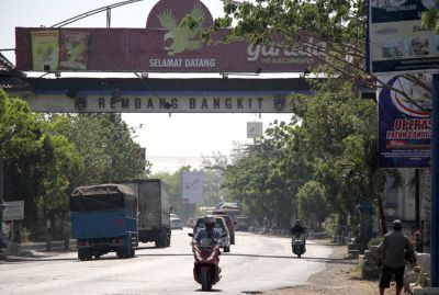 TAK TERAWAT: Gapura batas kota Rembang sudah lama tak tersentuh perbaikan. Rencana tahun 2020 nanti ikon masuk Kota Garam itu bakal ditata lebih baik. (WISNU AJI/RADAR KUDUS)